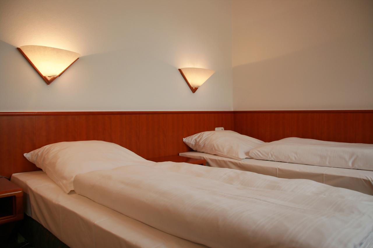 Altstadthotel Brauereigasthof Winkler Berching Bagian luar foto
